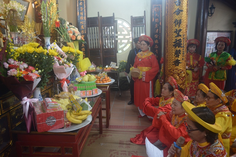 Nhân dân địa phương và con cháu dòng họ Nguyễn Công dâng hương tại nhà thờ Nguyễn Công Cơ nhân kỷ niệm 290 năm ngày mất của ông