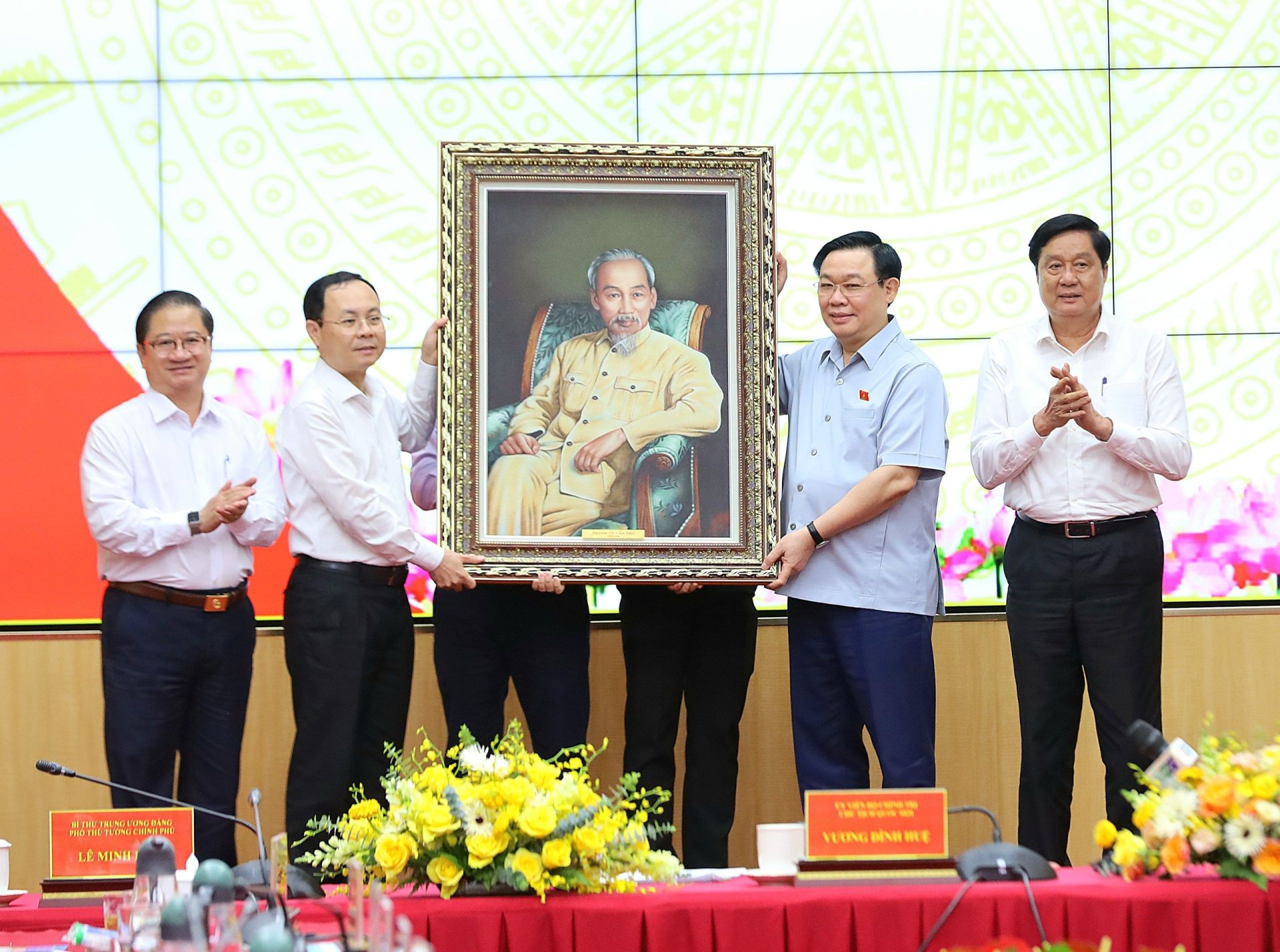 Đồng chí Vương Đình Huệ - Ủy viên Bộ Chính trị, Chủ tịch Quốc hội nước CHXHCN Việt Nam tặng bức chân dung Bác Hồ cho Lãnh đạo Thành phố Cần Thơ.