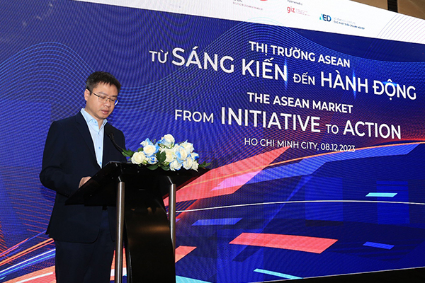Ông Nguyễn Đức Trung, Phó cục trưởng Cục Phát triển Doanh nghiệp, Bộ Kế hoạch và Đầu tư phát biểu tại hội thảo
