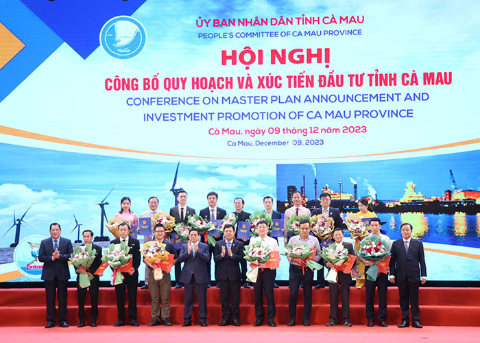 Thủ tướng Phạm Minh Chính cùng các đồng chí lãnh đạo tỉnh chụp ảnh lưu niệm với các nhà đầu tư trên địa bàn tỉnh