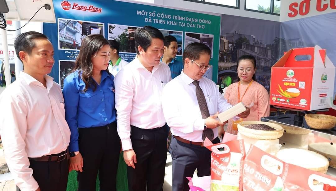 Chủ tịch UBND TP. Cần Thơ –Trần Việt Trường cùng Lãnh đạo Sở Công thương tham quan sản phẩm trưng bày sản phẩm gạo ST 25 của Doanh nghiệp
