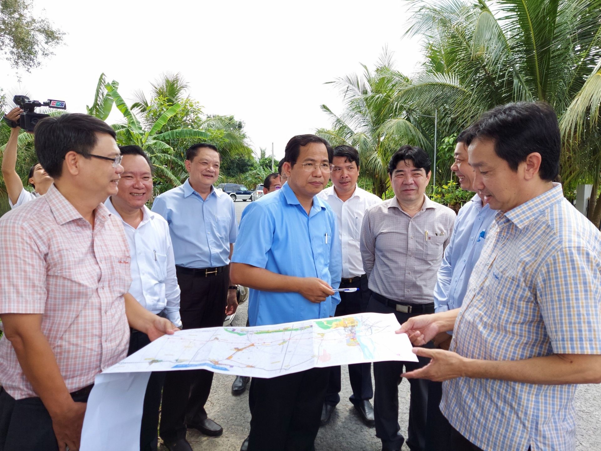 Đồng chí Trần Thanh Mẫn - Ủy viên Bộ Chính trị, Phó Chủ tịch Thường trực Quốc hội (thứ 3 từ phải qua trái), tham dự Lễ khánh thành tại cảng Cái Cui, quận Cái Răng.