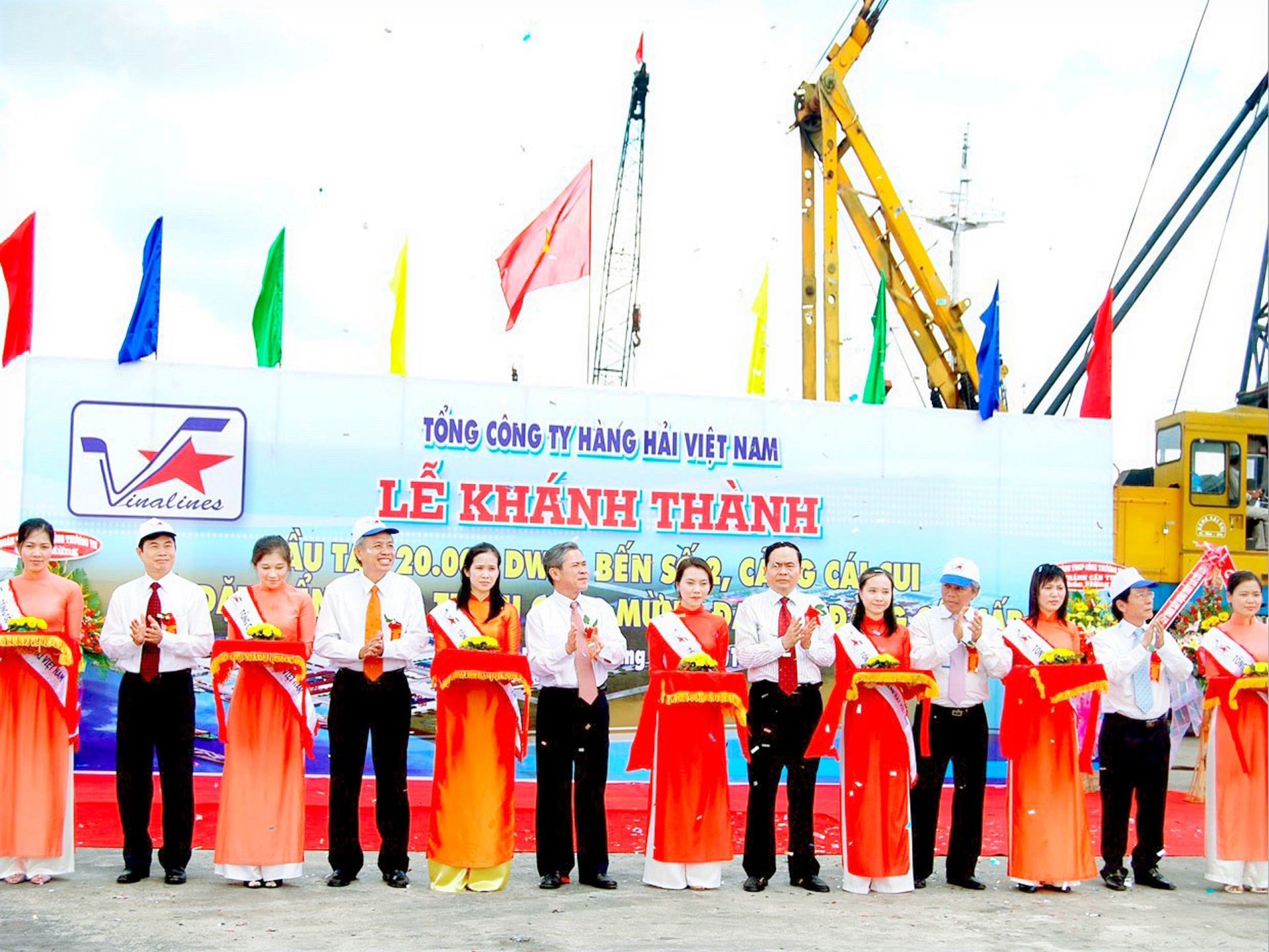 Đồng chí Trần Thanh Mẫn - Ủy viên Bộ Chính trị, Phó Chủ tịch Thường trực Quốc hội (thứ 3 từ phải qua trái), tham dự Lễ khánh thành tại cảng Cái Cui, quận Cái Răng
