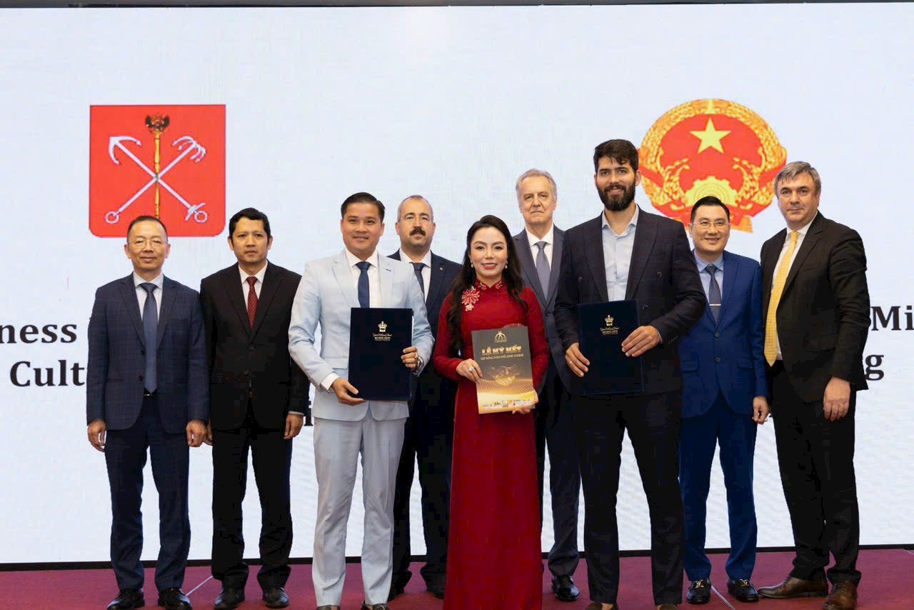 Business representative in Ho Chi Minh City - Charme Perfume Joint Stock Company and City representative. Saint Petersburg has signed cooperation agreements between Russian and Vietnamese businesses.