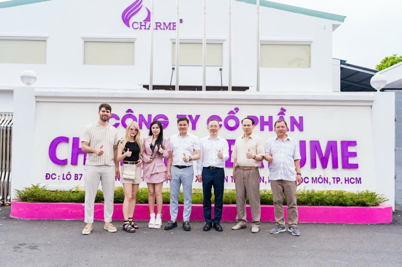 Mr. Duong Hoang Minh and his Russian partner visited the GOODCHARME perfume factory.