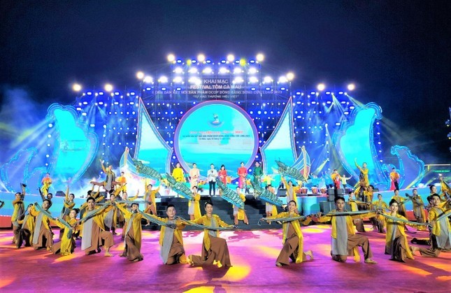 Cultural performance to welcome the opening ceremony of the Ca Mau Shrimp Festival.