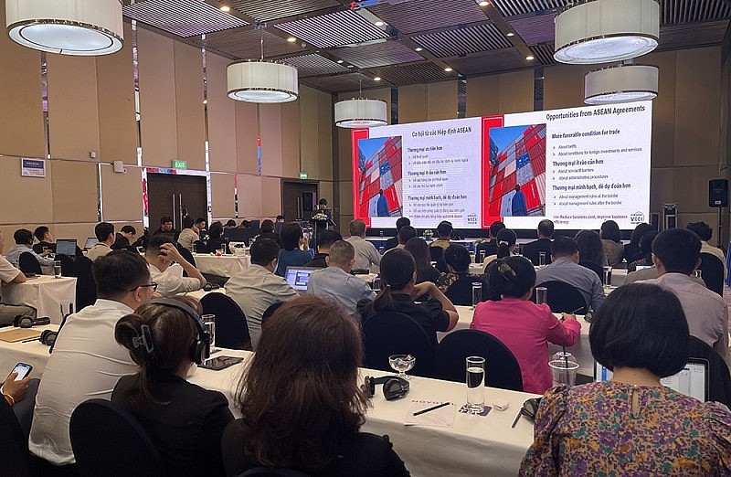 More than 100 delegates from associations, industries, and businesses in Vietnam and some ASEAN countries discussed new opportunities in the ASEAN market.