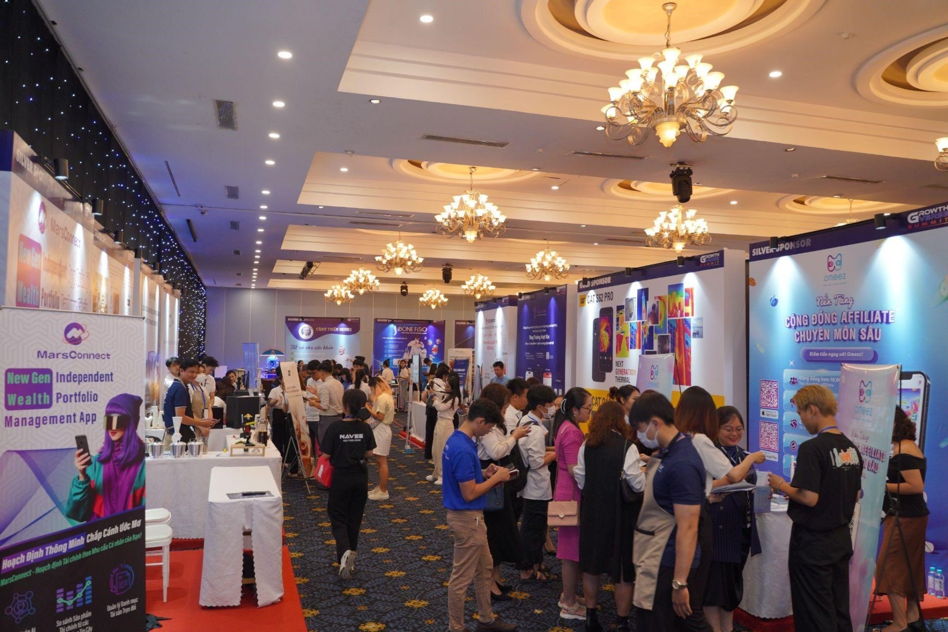 A large number of visitors visit the businesses' booths.