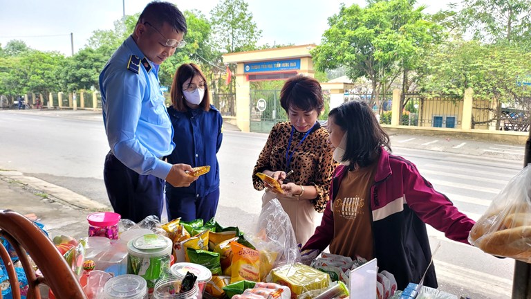 Cục Quản lý thị trường tỉnh Quảng Ninh cũng khuyến nghị phụ huynh và các em học sinh hạn chế sử dụng thực phẩm bán rong tại khu vực các trường học,
Ảnh minh họa