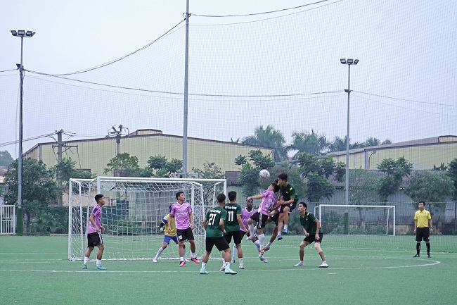 Những pha tranh bóng quyết liệt trước khung thành FC Bảo Hưng