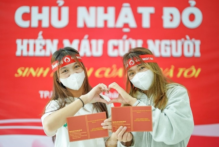 Nhiều bạn trẻ lần đầu tham gia rất thích thú khi cầm trên tay tấm giấy chứng nhận hiến máu tình nguyện.