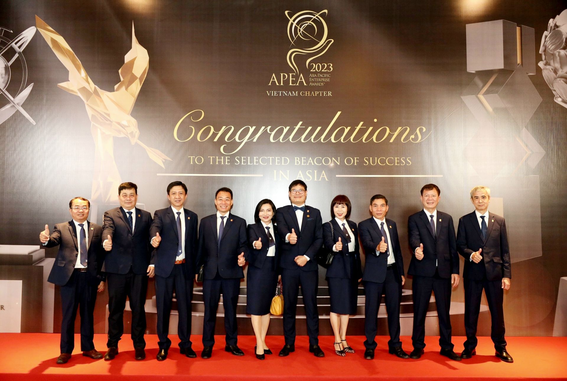 Ông Lê Đức Huy (đứng giữa) cùng lãnh đạo chủ chốt của Simexco DakLak tại Lễ vinh danh “Doanh nghiệp xuất sắc châu Á - Corporate Excellence Award” và “Doanh nhân xuất sắc Châu Á - Master Entrepreneur Award” năm 2023 - Ảnh: SMC