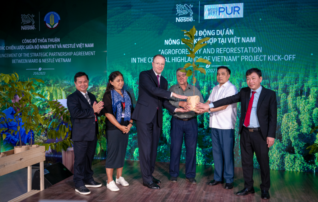 Giám đốc điều hành tập đoàn Nestlé ông Mark Schneider công bố khởi động dự án “Canh tác cà phê bền vững theo mô hình nông lâm kết hợp” tại Việt Nam