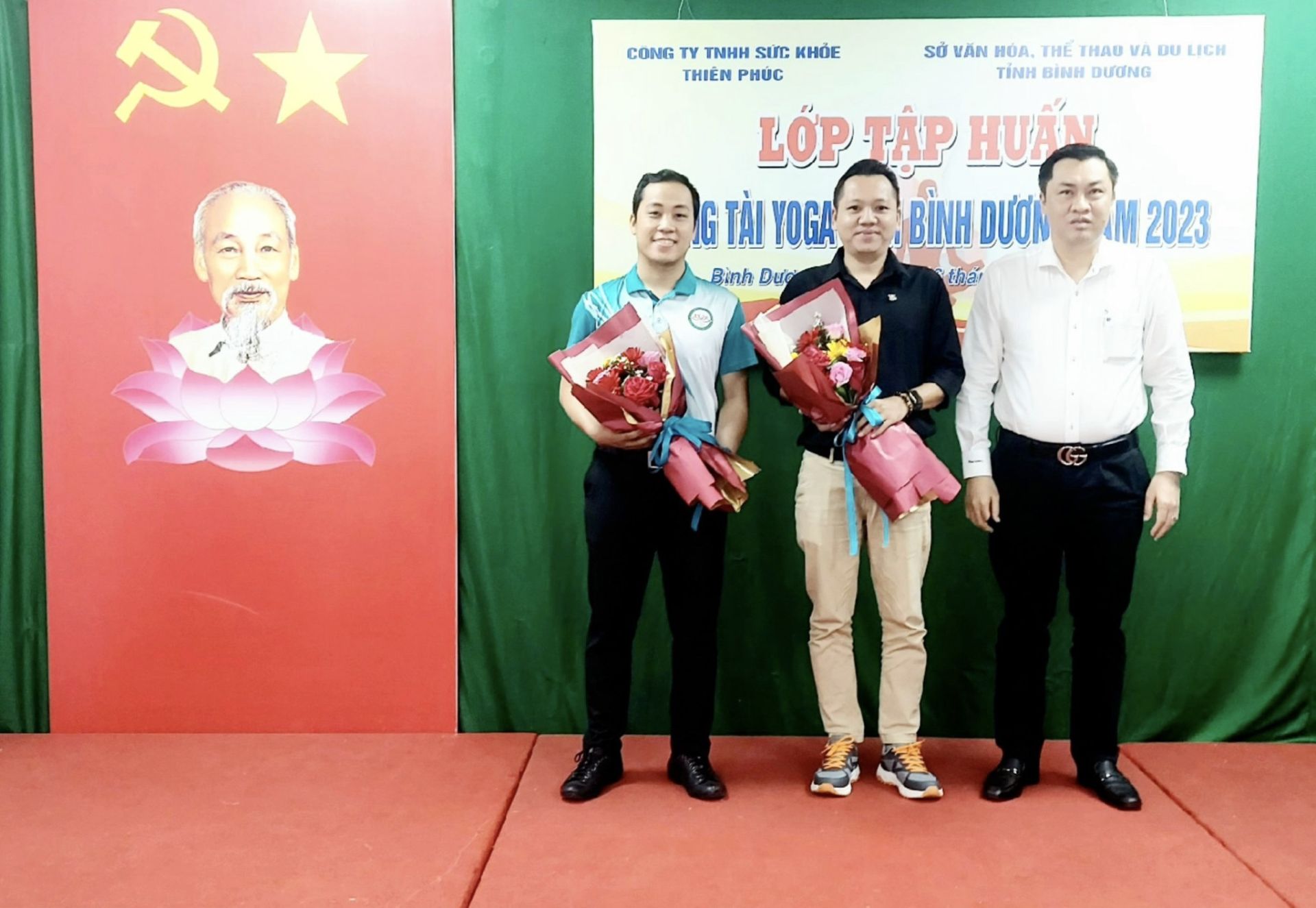 Ông Cao Văn Chóng – PGĐ Sở Văn hóa, Thể thao và Du lịch tỉnh Bình Dương tặng hoa và chụp hình lưu niệm cùng các giảng viên đến từ Liên đoàn Yoga Việt Nam