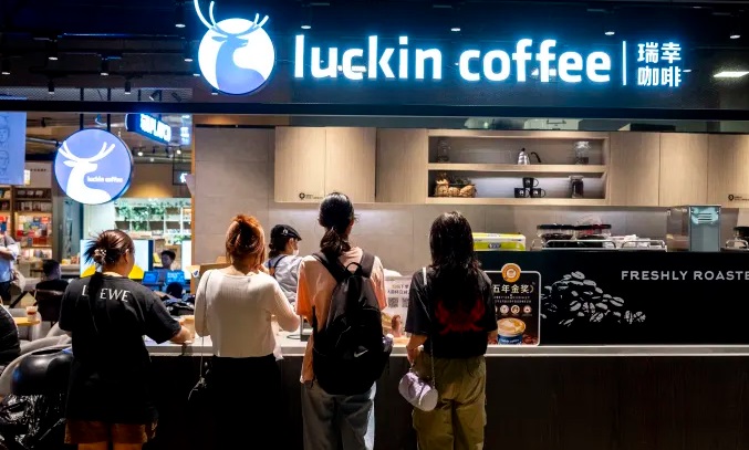 Luckin Coffee, công ty khởi nghiệp Trung Quốc sa lầy vào vụ bê bối gian lận và bị đuổi khỏi Phố Wall ba năm trước, là chuỗi cà phê lớn nhất đất nước với hơn 13.000 cửa hàng.
