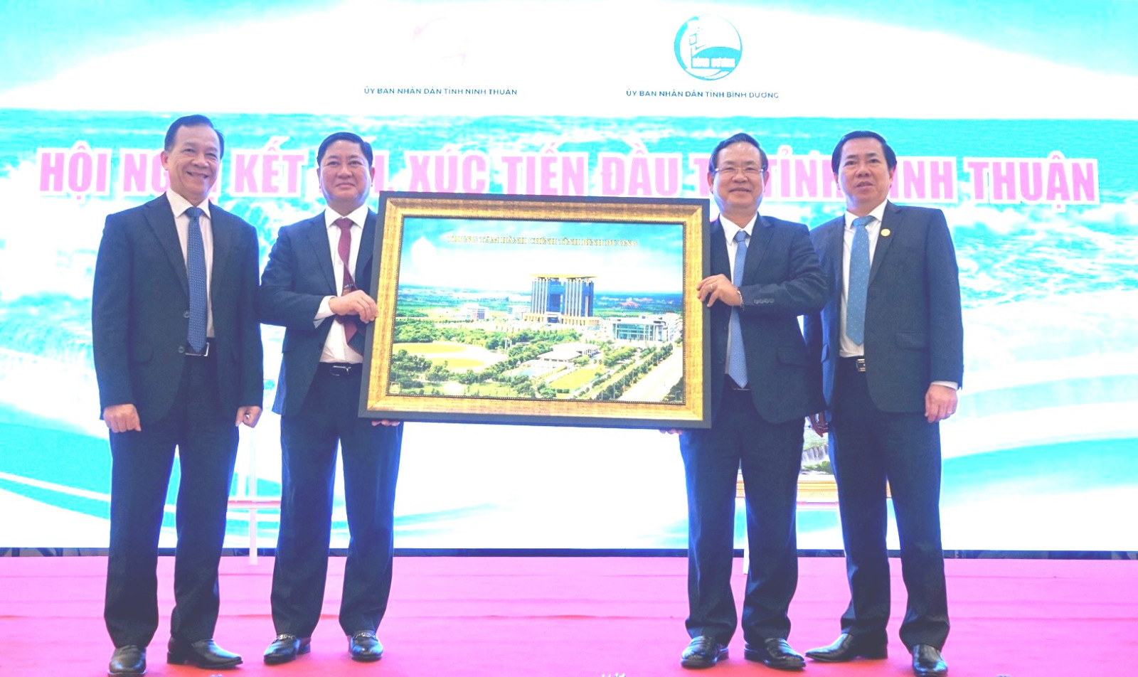 Lãnh đạo tỉnh Bình Dương tặng bức tranh cho tỉnh Ninh Thuận