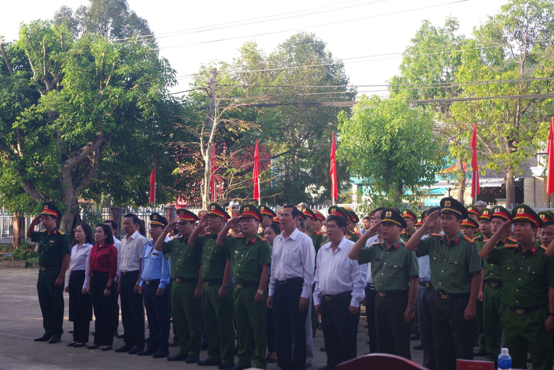 Ông Giáp Hà Bắc Chủ tịch UBND huyện Tánh Linh và ông Nguyễn Như Hùng - Chủ tịch Ủy ban MTTQ huyện Tánh Linh (giữa).