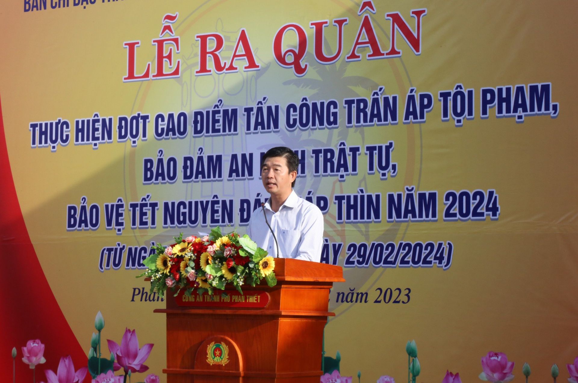 Ông Phan Nguyễn Hoàng Tân - Chủ tịch UBND TP. Phan Thiết,phát biểu tại Lễ ra quân