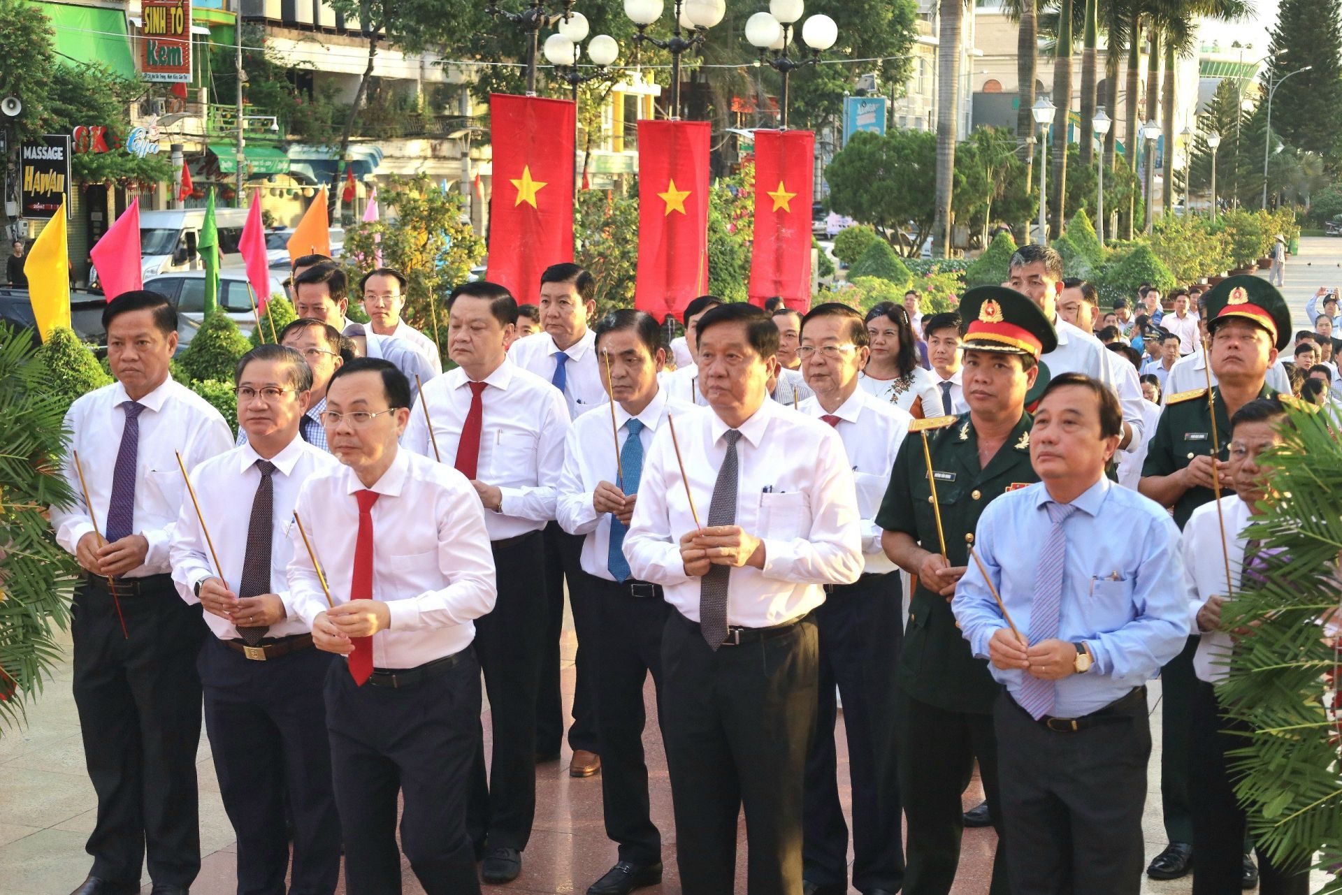 Leaders of the City Party Committee - People's Committee - Fatherland Front Committee and City Departments. Can Tho, offering incense at Uncle Ho's Monument, Ninh Kieu Wharf