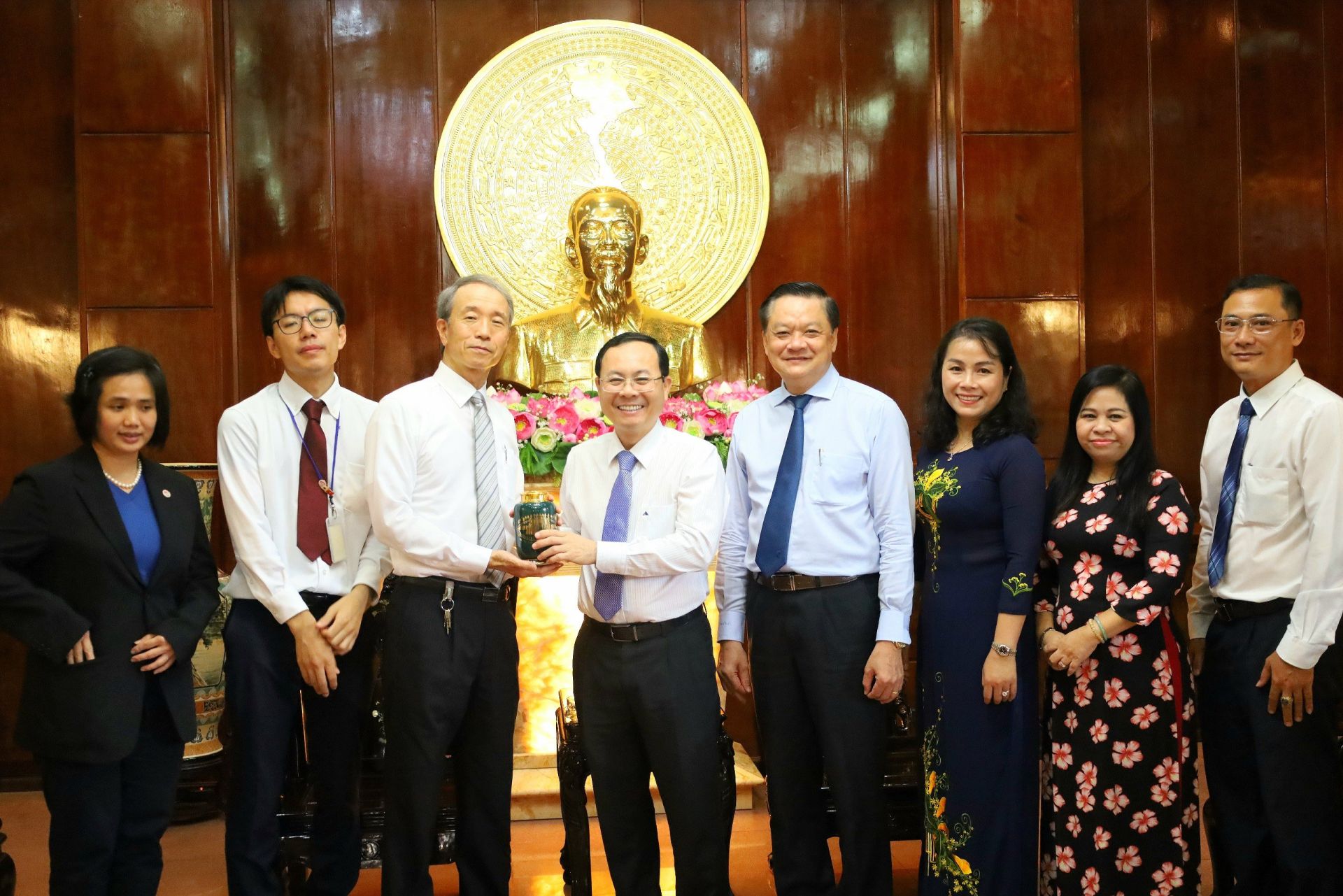 Comrade Nguyen Van Hieu - Alternate Member of the Party Central Committee, Secretary of the Can Tho City Party Committee and Comrade Tran Viet Truong - Chairman of the People's Committee of Can Tho City, presented gifts to Mr. Roy Kho - Singapore Consul General in the City. Ho Chi Minh