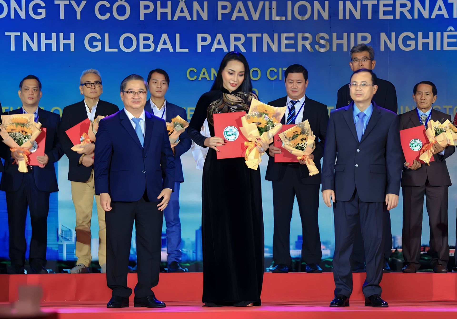 Ms. Tran Thi Quynh Van, General Director of Global Partnership Company Limited, received the investment memorandum from Mr. Nguyen Van Hieu, Secretary of the Can Tho City Party Committee (right), and Mr. Tran Viet Truong, Chairman of the Can Tho City People's Committee..