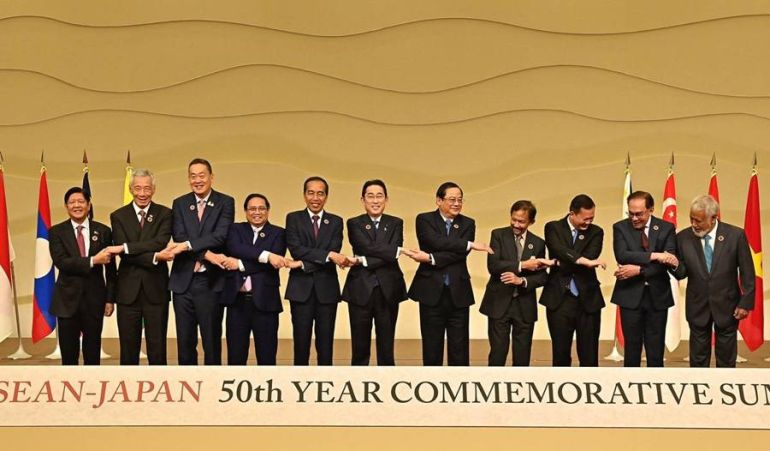 Các nhà lãnh đạo chụp ảnh lưu niệm tại Hội nghị thượng đỉnh đặc biệt ASEAN - Nhật Bản, ở thủ đô Tokyo, ngày 17/12/2023. Ảnh: Reute
