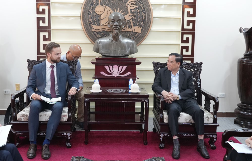 Chủ tịch UBND tỉnh Trần Ngọc Tam cảm ơn và hoan nghênh Đoàn công tác của Đại sứ quán Vương quốc Anh và Bắc Ai-len đã đến thăm, làm việc tại Bến Tre. (Ảnh: Phương Thảo)