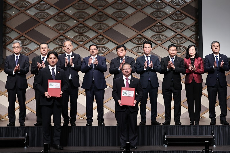 Partners and Chairman of the Can Tho City People's Committee Tran Viet Truong (right) exchanged the investment agreement for AeonMall Can Tho with a representative of AeonMall Vietnam Co., Ltd. (Photo: Nhat Bac)