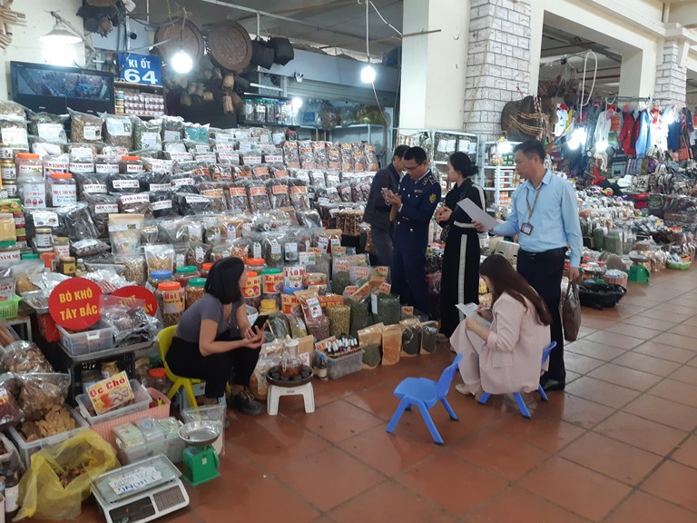 Lực lượng QLTT tỉnh Hà Tĩnh kiểm tra một cửa hàng kinh doanh trên địa bànẢnh minh họa