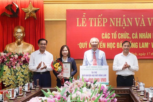 Trao biểu trưng tài trợ quỹ khuyến học đất Hồng Lam cho tỉnh Hà Tĩnh