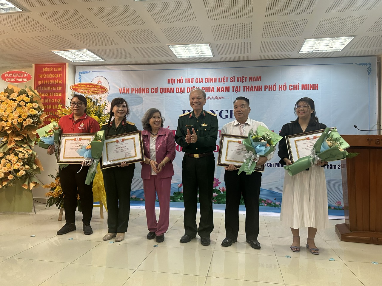 Các cá nhân xuất sắc nhận bằng khen của Hội HTGĐLS Việt Nam
