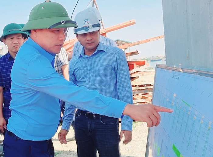 Ông Hoàng Phú Hiền - Giám đốc Sở GTVT Nghệ An trực tiếp kiểm tra, chỉ đạo tiến độ Gói thầu XL01 (từ Km7 - Km48+250) thuộc dự án Đường ven biển từ Nghi Sơn (Thanh Hoá) đến Cửa Lò (Nghệ An)
