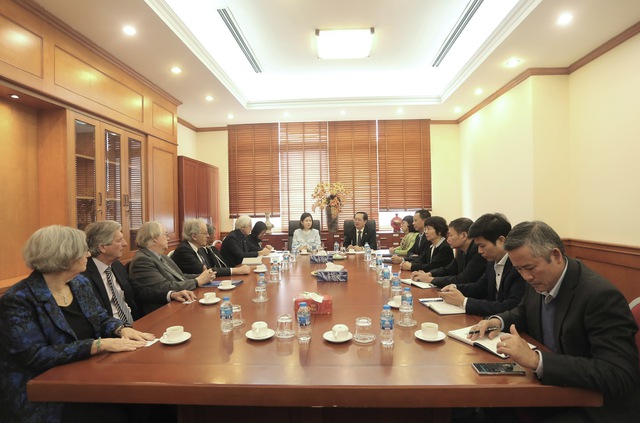 VinFuture Prize attendees are greeted by Minister of Science and Technology Huynh Thanh Dat - Photo: VGP/HG