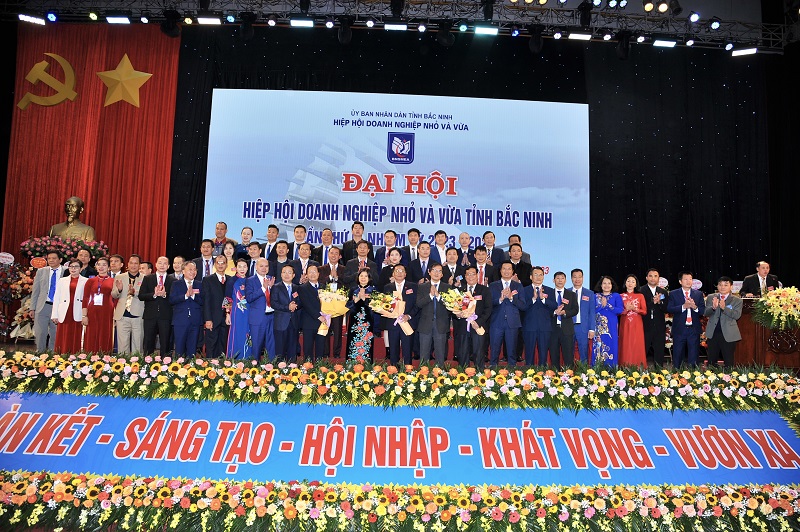 The 4th Executive Committee of the Bac Ninh Small and Medium-sized Enterprises Association for the 2023-2028 term, consisting of 55 members, was introduced