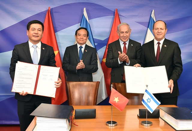 Phó Thủ tướng Trần Lưu Quang và Thủ tướng Israel Benjamin Netanyahu chứng kiến lễ ký kết Hiệp định thương mại tự do Việt Nam-Israel (VIFTA) - Ảnh: VGP