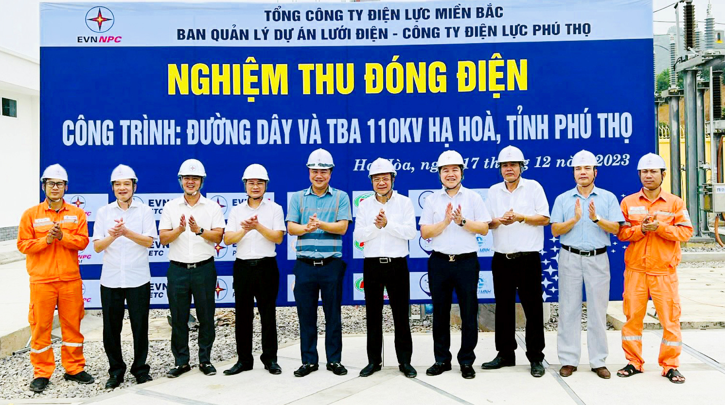 Các đại biểu thực hiện nghi thức đóng điện