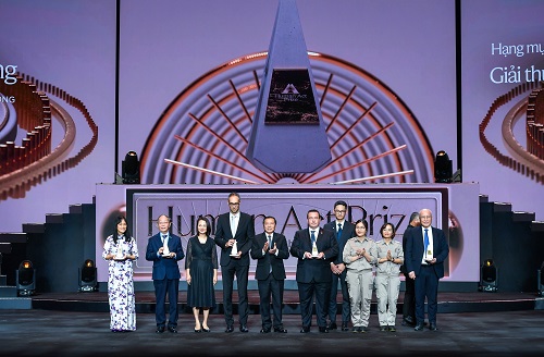 The Human Act Prize for the Vinamilk Pathways to Dairy Net Zero 2050 action programme is given to Ms Nguyen Thi Minh Tam, Director of the Vinamilk Hanoi Branch (far left)