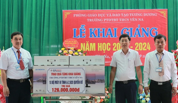 Ông Hoàng Văn Ngọc - Phó Giám đốc Công ty Thủy điện Bản Vẽ trao tặng 10 bộ máy vi tinh và gần 3.000 quyển vở cho trường PTDTBT THCS Yên Na (huyện Tương Dương, Nghệ An)
