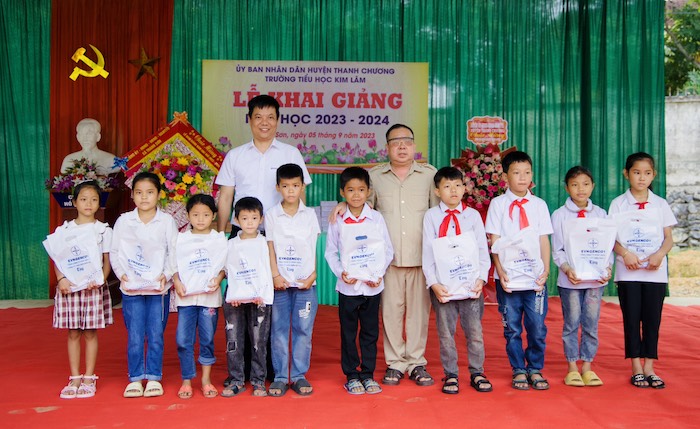 Ông Tạ Hữu Hùng - Giám đốc Công ty Thủy điện Bản Vẽ trao quà cho các em học sinh trường Tiểu học Kim Lâm (huyện Thanh Chương, Nghệ An)