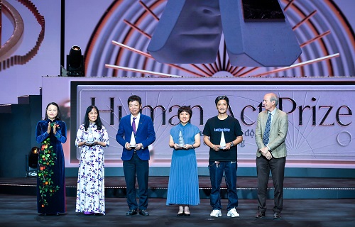 The Vietnam Stature Milk Fund's Sustainable Project award is given to Ms Nguyen Thi Minh Tam, Director of the Vinamilk Hanoi Branch (second from left)