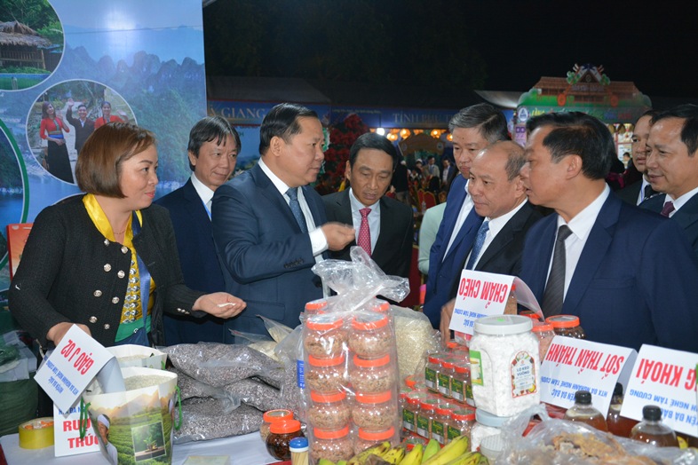 Ảnh minh họaLãnh đạo Tỉnh ủy, UBNDtỉnh Hòa Bình thăm gian hàng HTX Tâm Cương trưng bày sản phẩm gạo thơm J02 tại Lễ hội .