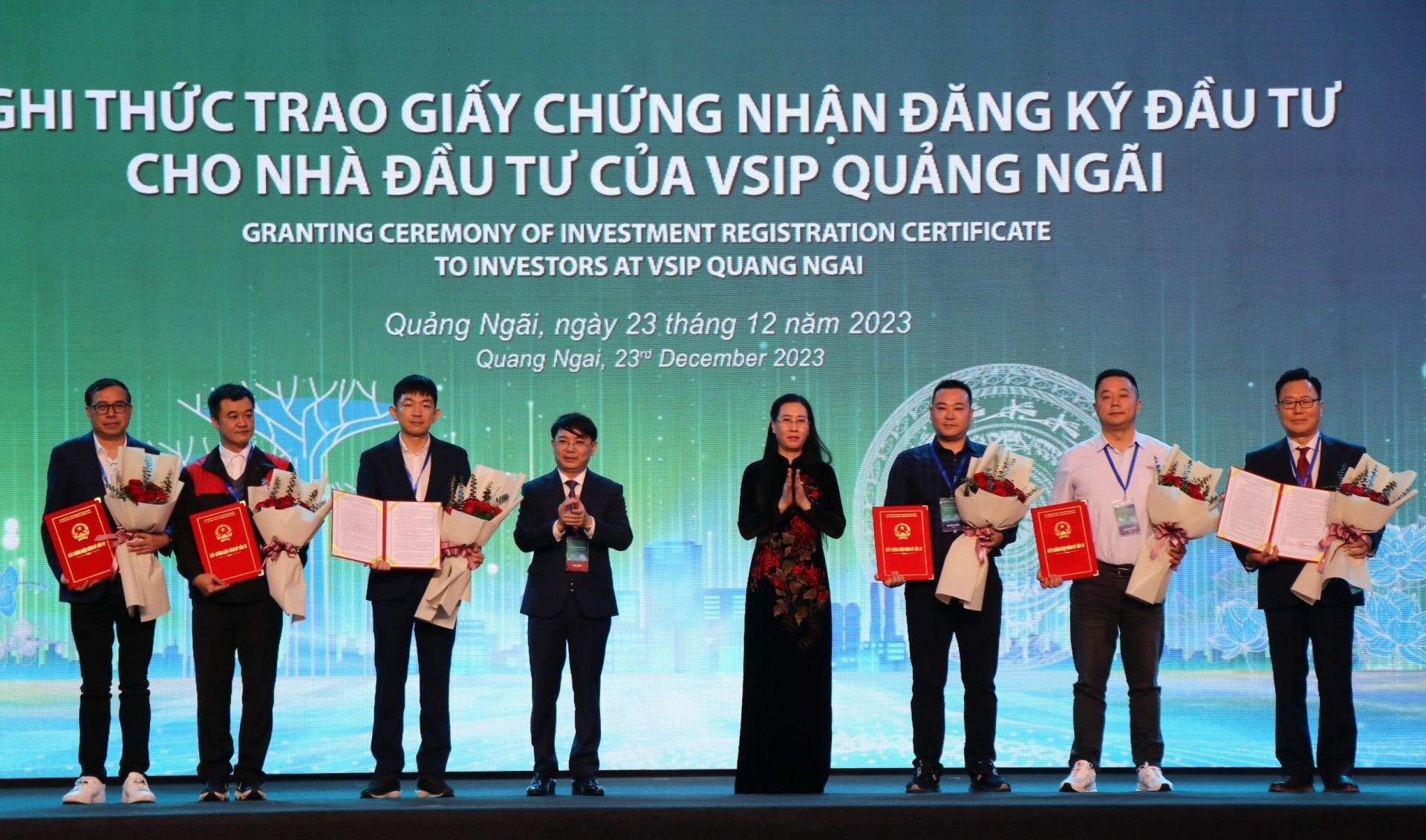 Tại buổi lễ, tỉnh Quảng Ngãi đã trao Giấy chứng nhận đăng ký đầu tư cho 4 dự án cấp mới vào Khu công nghiệp VSIP Quảng Ngãi trong năm 2023 với tổng vốn đăng ký khoảng 69,3 triệu USD