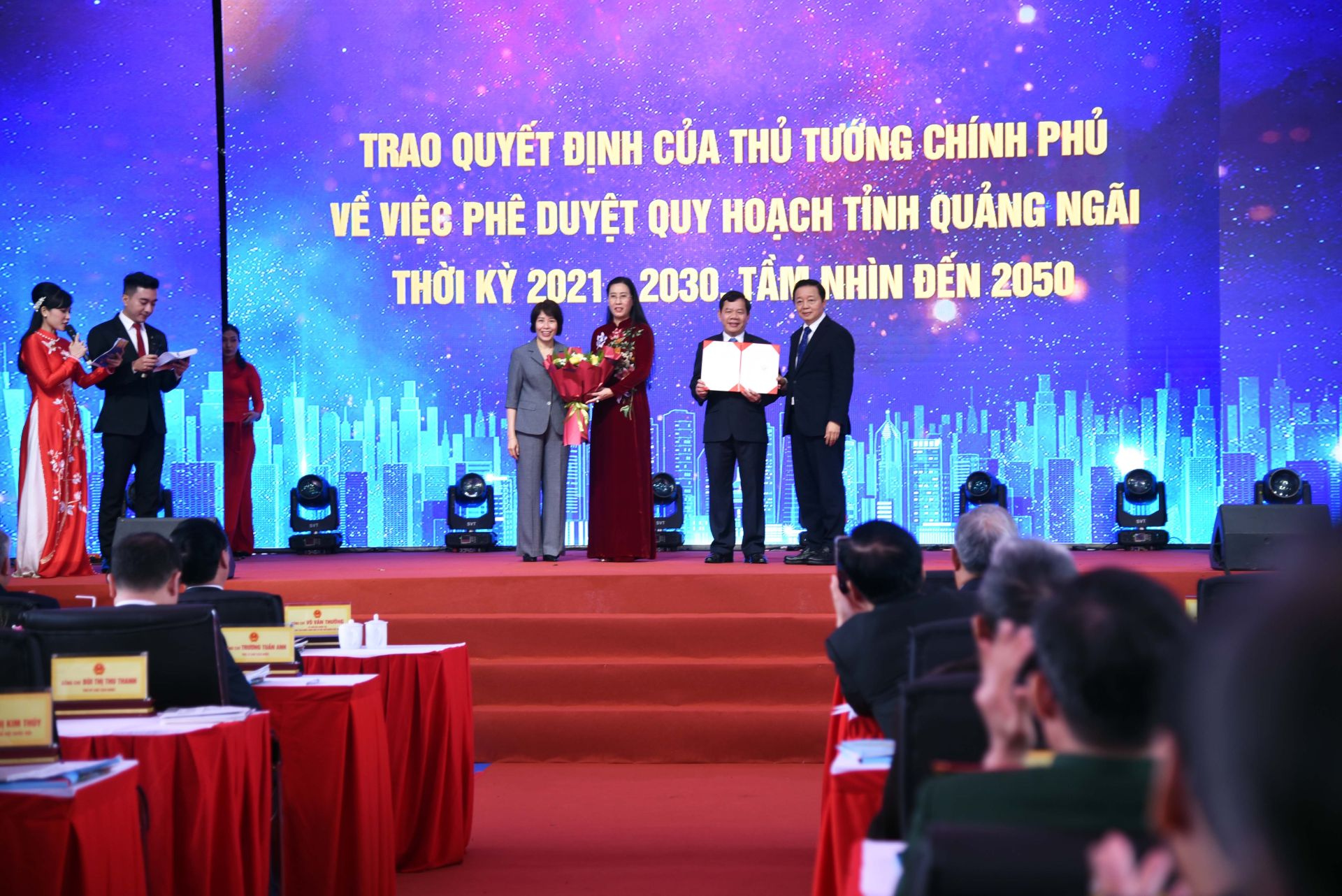 Phó Thủ tướng Chính phủ Trần Hồng Hà trao Quyết định phê duyệt Quy hoạch tỉnh Quảng Ngãi thời kỳ 2021-2030, tầm nhìn 2050 cho lãnh đạo tỉnh Quảng Ngãi
