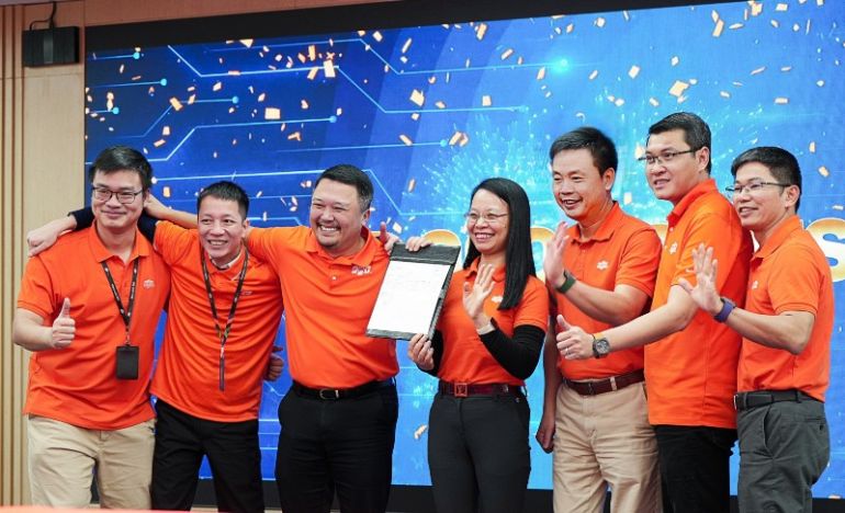 FPT Software's leadership celebrates the 1 billion USD revenue milestone