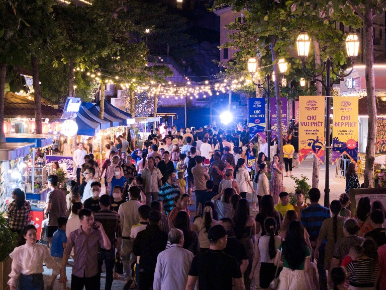 Người dân và du khách đổ về chợ đêm bên biển Vui Phết (VUI-Fest Bazaar)