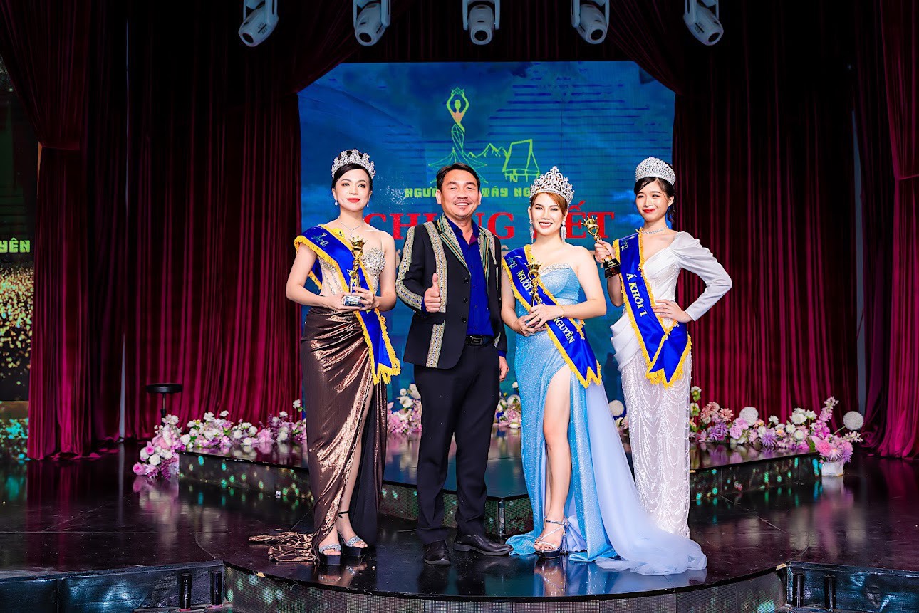 Ông Huỳnh Lê Vĩnh Phát - Giám đốc TVO, Trưởng ban tổ chức cùng các thí sinh đạt giải trong cuộc thi 