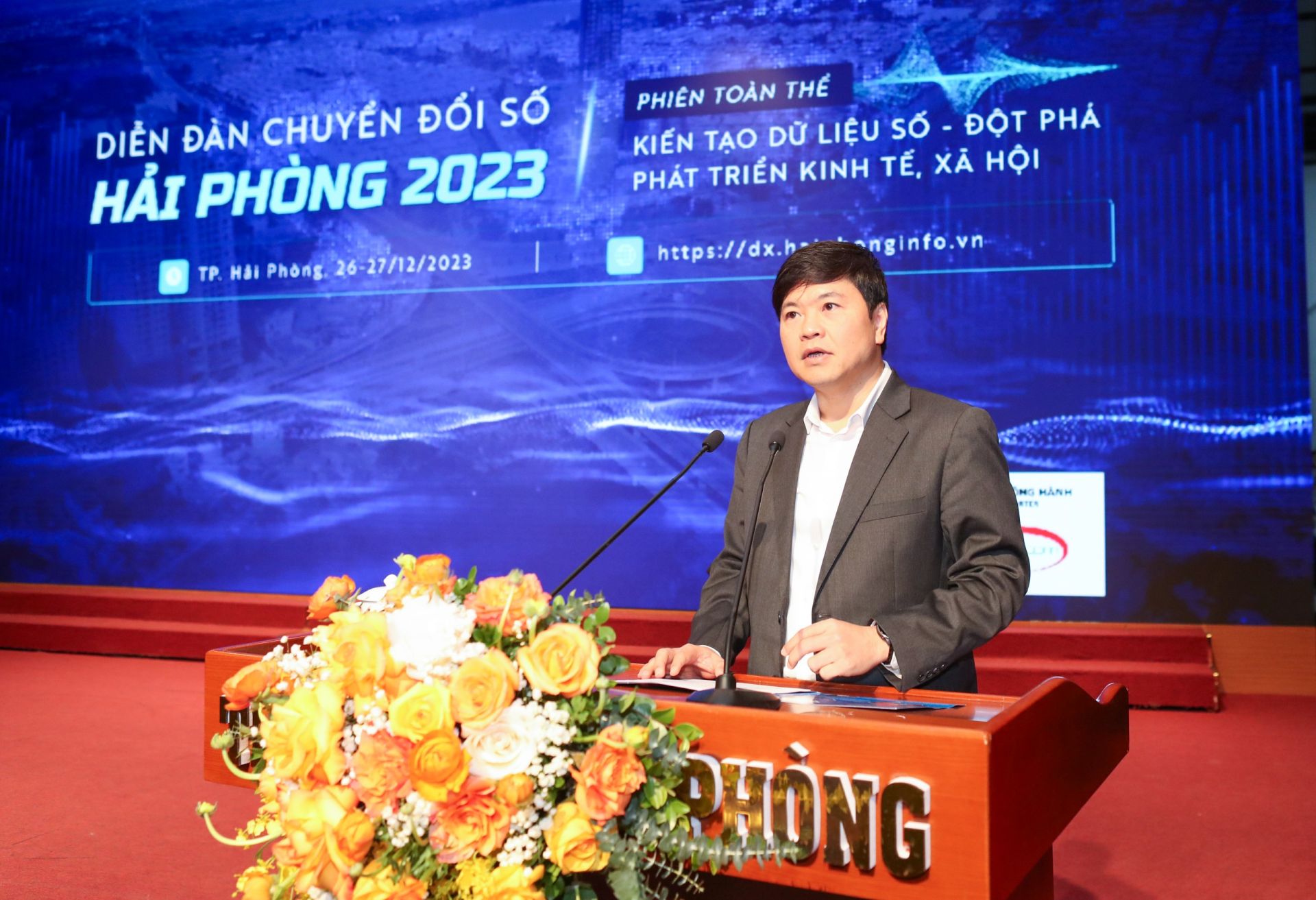 Speaking during the forum is Mr. Hoang Minh Cuong, vice chairman of the Hai Phong City People's Committee