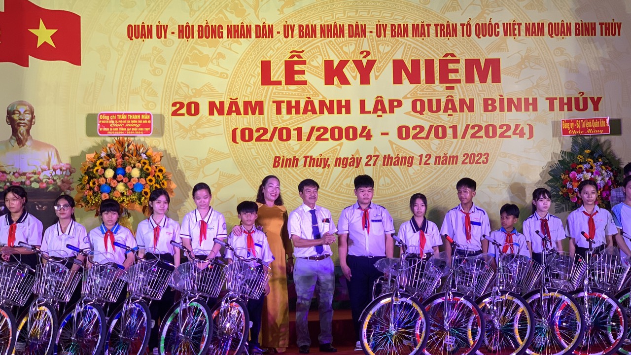 Công ty Thép Tây Đô - trao xe đạp cho các em học sinh nghèo vượt khó tại quận Bình Thủy