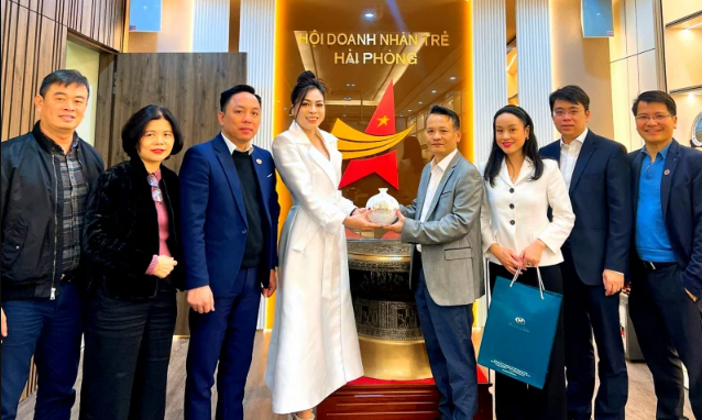 The Vietnamese Association in the UK, led by its Chairman, Mr Tang Tuan Tu, visited and congratulated the Hai Phong Young Entrepreneurs Association on its prosperous development over the past nearly 30 years