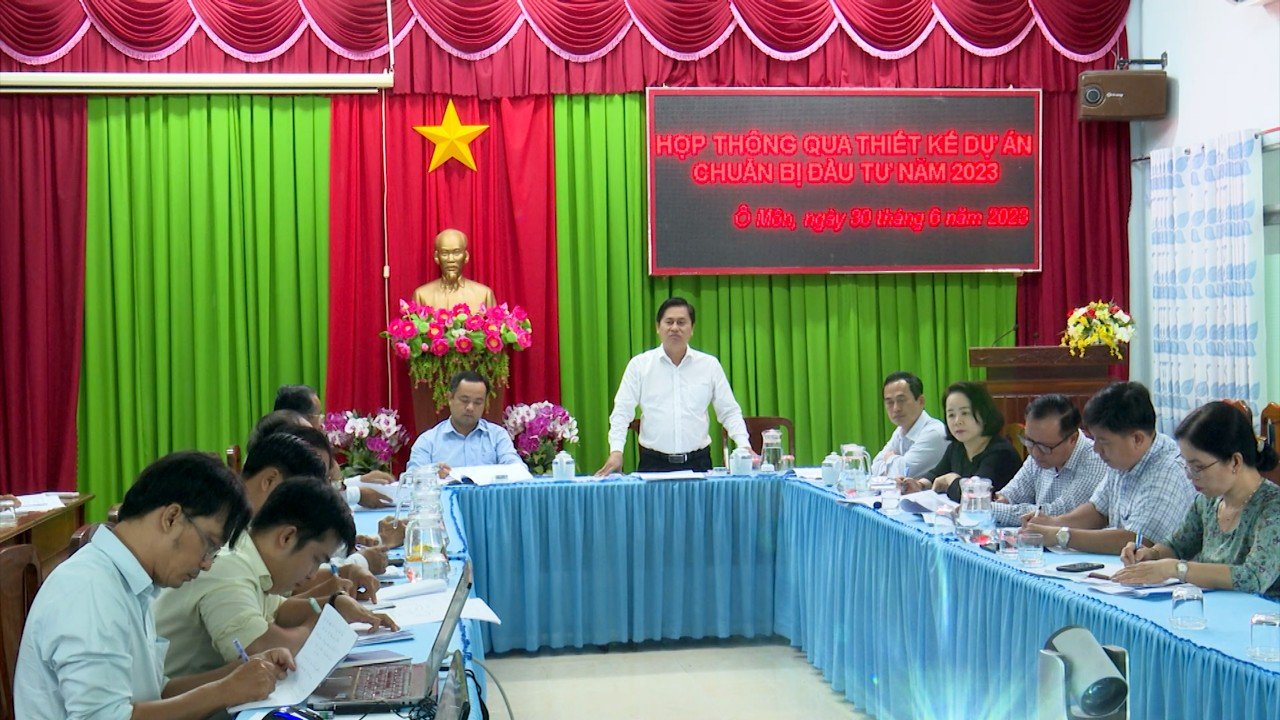 Đồng chí Võ Anh Huy – Chủ tịch UBND Quận Ô Môn (TP. Cần Thơ), chủ trì cuộc họp “thông qua thiết kế dự án chuẩn bị đầu tư năm 2023”.